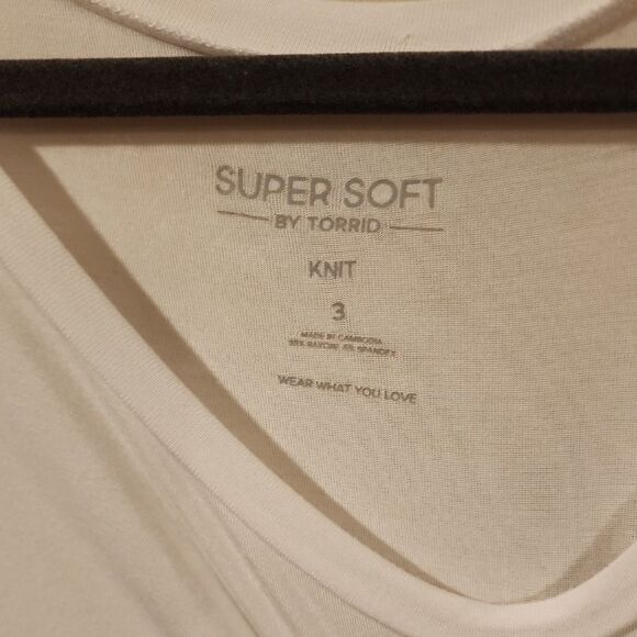 Torrid White Lip Print Top with Silver Accents Size 3 EUC - Picture 2 of 4